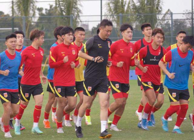 王霜出生于武汉，她曾在2018年效力法甲巴黎女足，2019年夏窗回归武汉车谷江大女足，去年留洋美国，这位28岁的中国女足国脚与路易斯维尔竞技女足的合同到期后，将于2024年1月1日加入热刺。